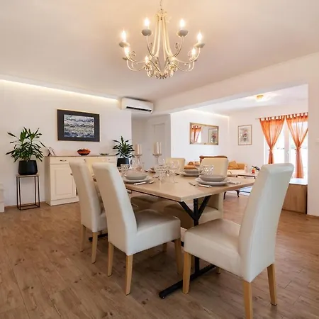 Holiday House With Pool, Close To The Botnical Garden Vila Makarská