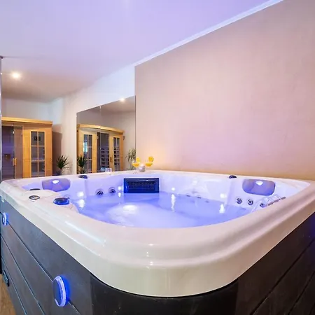 Holiday House With Pool, Close To The Botnical Garden * Makarská
