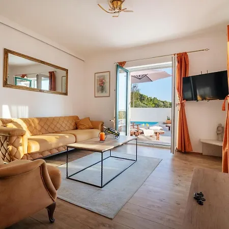 Holiday House With Pool, Close To The Botnical Garden Makarská