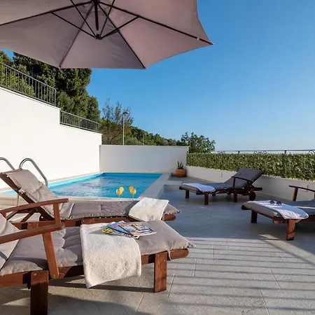 Holiday House With Pool, Close To The Botnical Garden *
