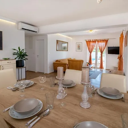 Vila Holiday House With Pool, Close To The Botnical Garden Makarská