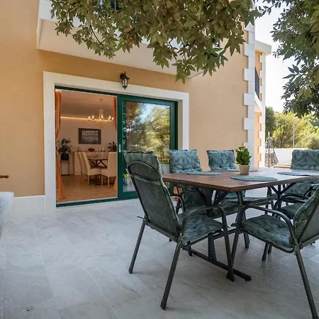 Holiday House With Pool, Close To The Botnical Garden